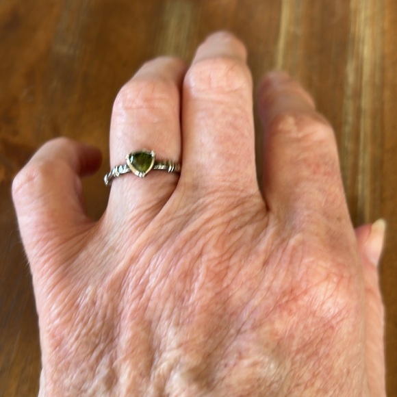 Sterling Silver Ring with Green Gemstone - Picture 4 of 4